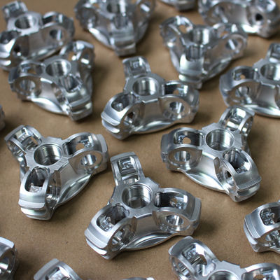 ชิ้นส่วนอลูมิเนียม CNC ที่กำหนดเองการคัดกรองผ้าไหมพื้นผิวเสร็จสิ้น