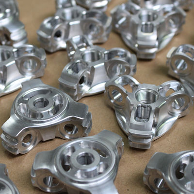 ชิ้นส่วนอลูมิเนียม CNC เครื่องกลแบบกำหนดเองการพ่นทรายการคัดกรองพื้นผิวเสร็จสิ้น