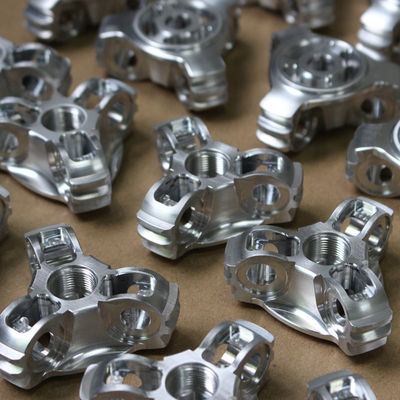 ชิ้นส่วนอลูมิเนียม CNC เครื่องกลแบบกำหนดเองการพ่นทรายการคัดกรองพื้นผิวเสร็จสิ้น