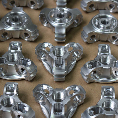 อโนไดซ์พ่นสีชิ้นส่วนอลูมิเนียมกลึง CNC สร้างต้นแบบอย่างรวดเร็วสู่การผลิต