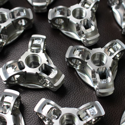 ชิ้นส่วนอลูมิเนียม CNC ต้นแบบอย่างรวดเร็วความแม่นยำสูงความอดทน 0.05 มม