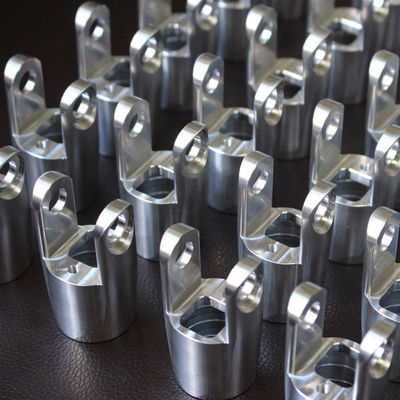 ชิ้นส่วนโลหะที่มีความแม่นยำ CNC อย่างรวดเร็วการพ่นทรายอโนไดซ์ตัวเลือกพื้นผิวที่กว้าง